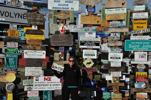 A Ana prepara-se para deixar a marca da Fiona na sign POst Forest, em Watson Lake, trecho da Alaska Highway no Yukon Territory, no Canadá